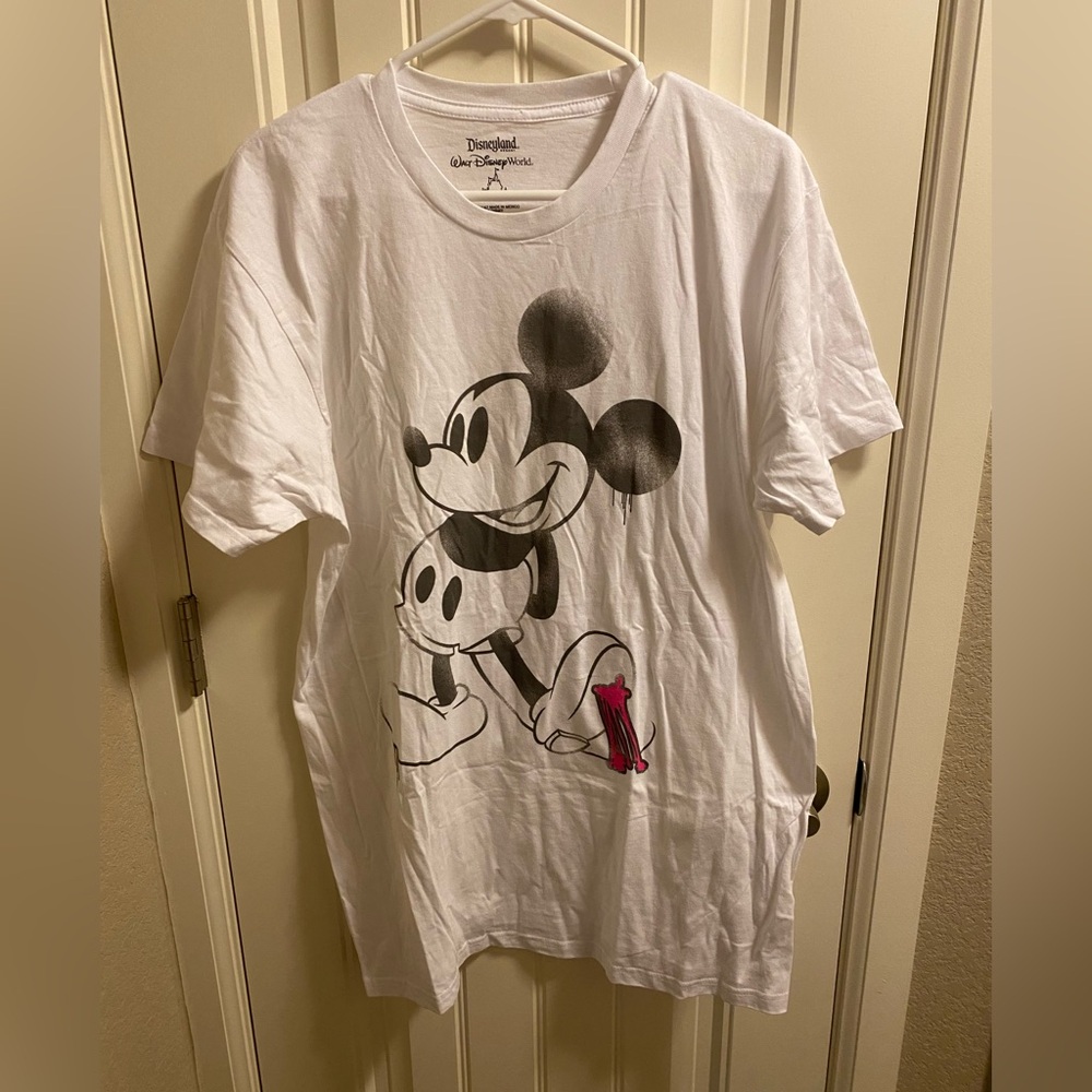 Disney parks L shirt NWOT Mickey Mouse bubble gum size large L LG adult t-shirt